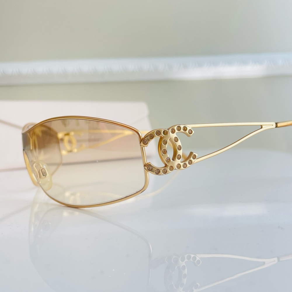 🌸SOLD🌸CHANEL AUTHENTIC Gold CC crystal sunglasses - Picture 4 of 16